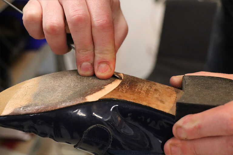 Comment agrandir des chaussures en cuir ? - Galoche et Patin